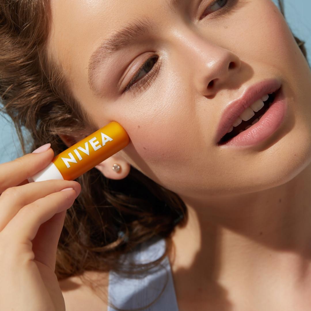 NIVEA SUN Pielęgnująca pomadka do ust SPF 30 4,8 g - obrazek 6