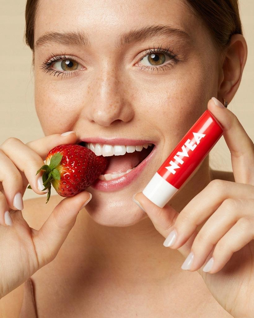 Nivea Pielęgnująca pomadka do ust Strawberry Shine 4.8g - obrazek 2