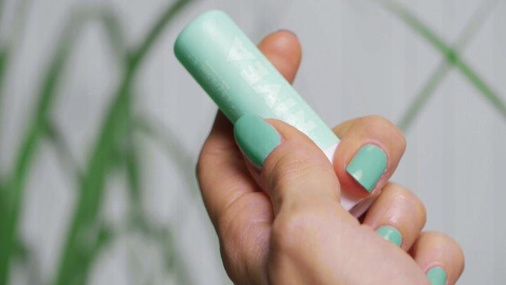 NIVEA Pielęgnujący peeling do ust z aloesem wit E - obrazek 3