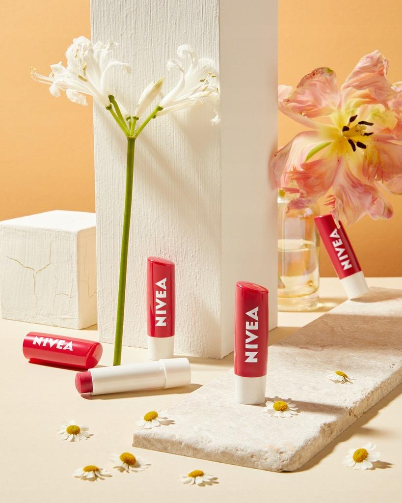 Nivea Pielęgnująca pomadka do ust Strawberry Shine 4.8g - obrazek 3