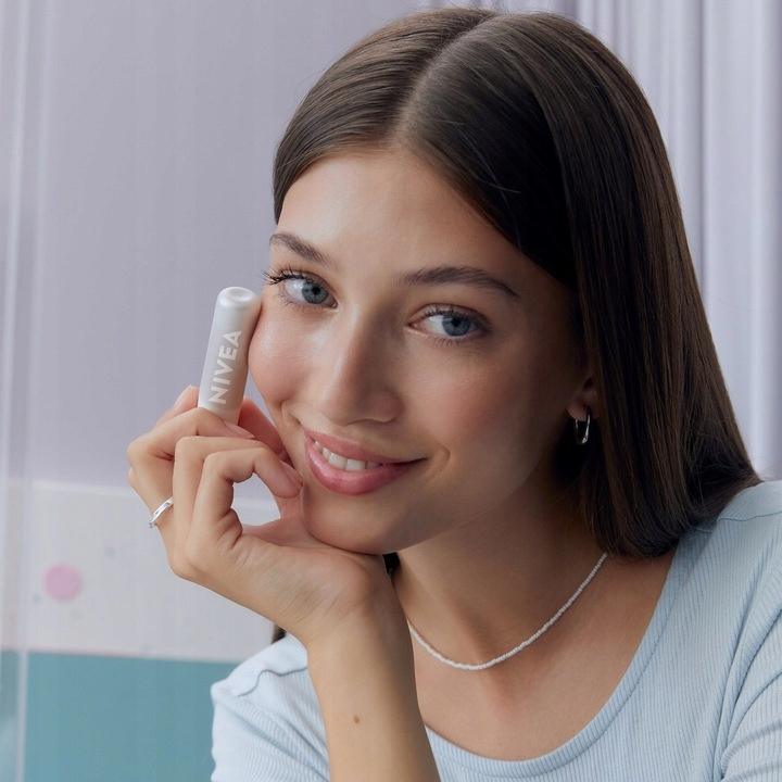 NIVEA Hyaluron Moisture Plus Balsam Pomadka do ust - obrazek 3