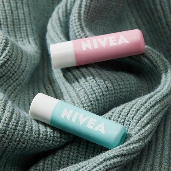 NIVEA Pielęgnujący peeling do ust Dzika Róża wit E - obrazek 3