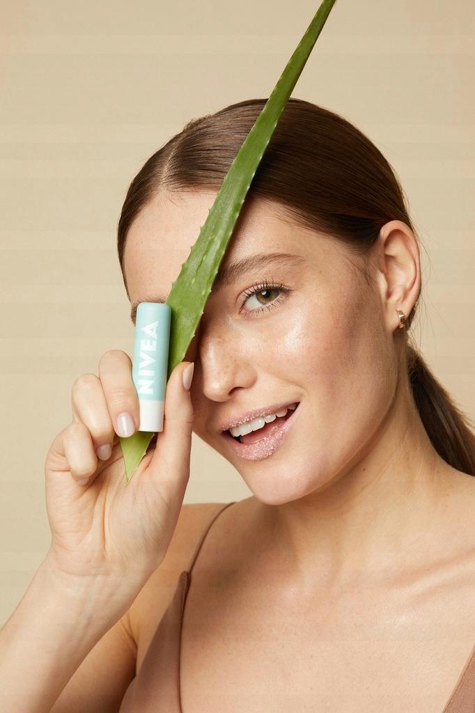 NIVEA Pielęgnujący peeling do ust z aloesem wit E - obrazek 4