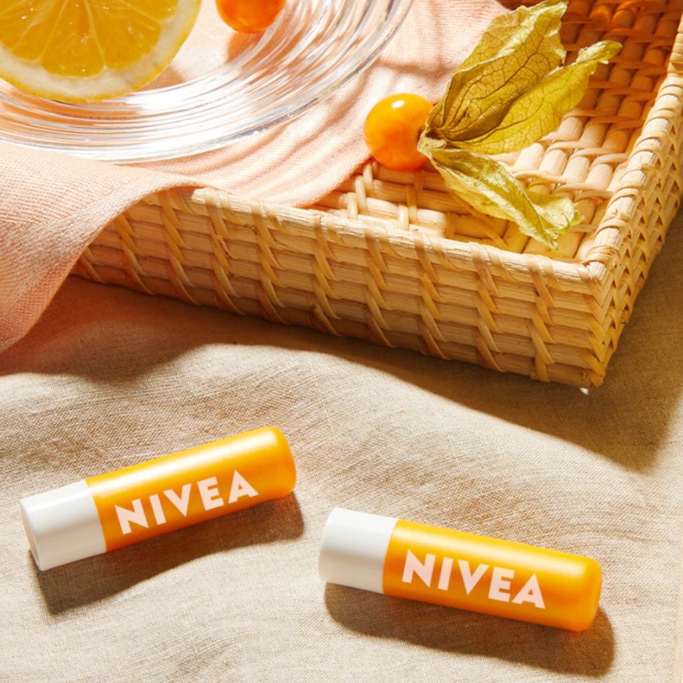 NIVEA SUN Pielęgnująca pomadka do ust SPF 30 4,8 g - obrazek 3