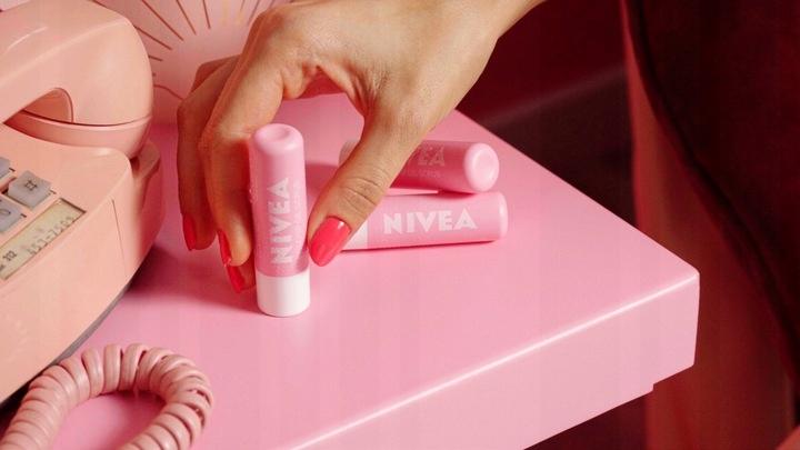 NIVEA Pielęgnujący peeling do ust Dzika Róża wit E - obrazek 2