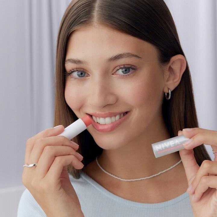 NIVEA HYALURON MOISTURE PLUS Balsam pomadka do ust - obrazek 3