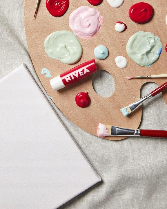 Nivea Pielęgnująca pomadka do ust Strawberry Shine 4.8g - obrazek 7