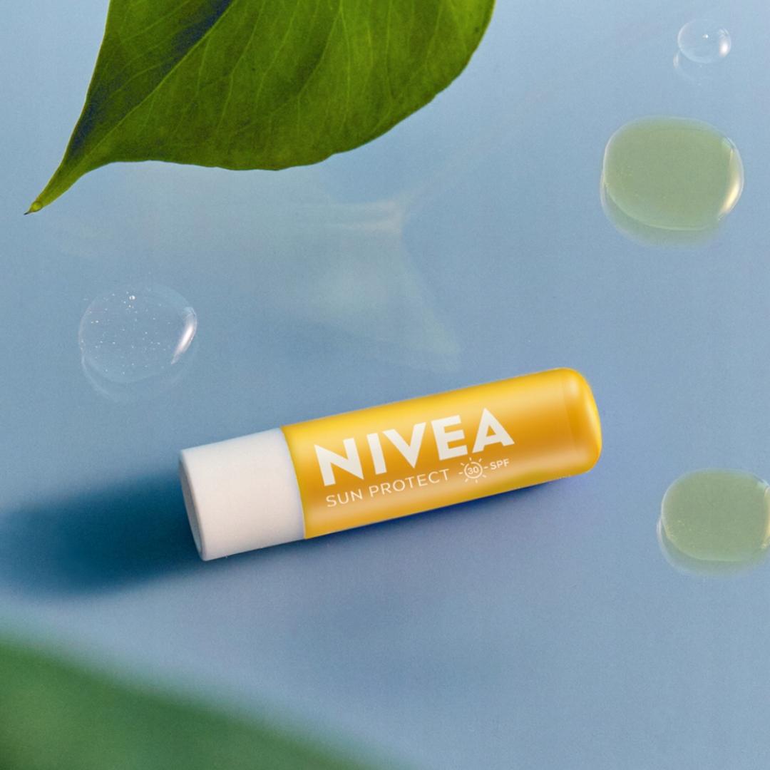 NIVEA SUN Pielęgnująca pomadka do ust SPF 30 4,8 g - obrazek 2