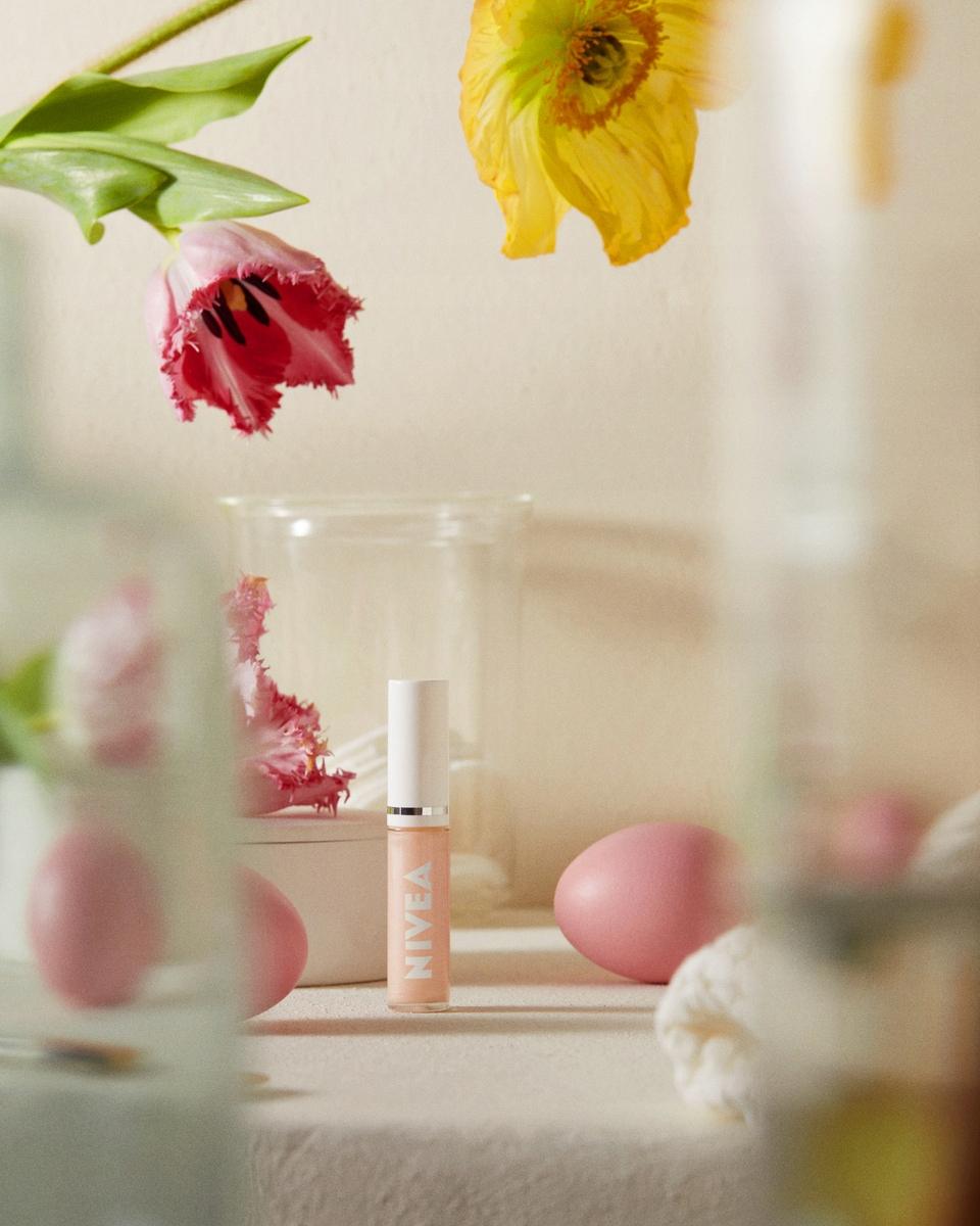 NIVEA Pielęgnujący olejek do ust Clear Glow 5,5 ml - obrazek 9