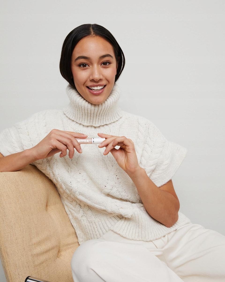 NIVEA Pielęgnujący olejek do ust Clear Glow 5,5 ml - obrazek 3